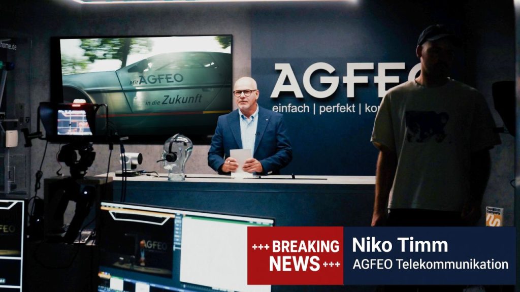 Niko Timm im AGFEO-Livestream-Studio vor der Kamera