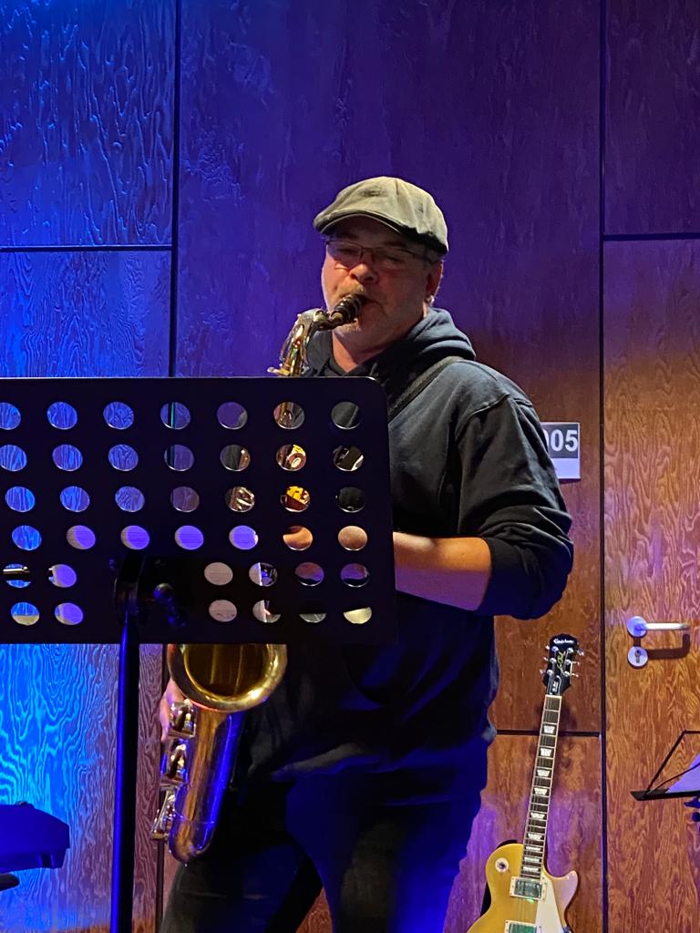 Niko Timm beim Musizieren