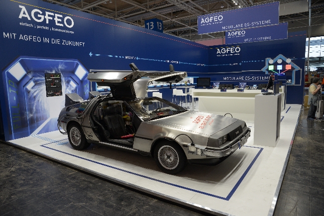 AGFEO-Messestand auf der CeBIT 2016 mit dem DeLorean