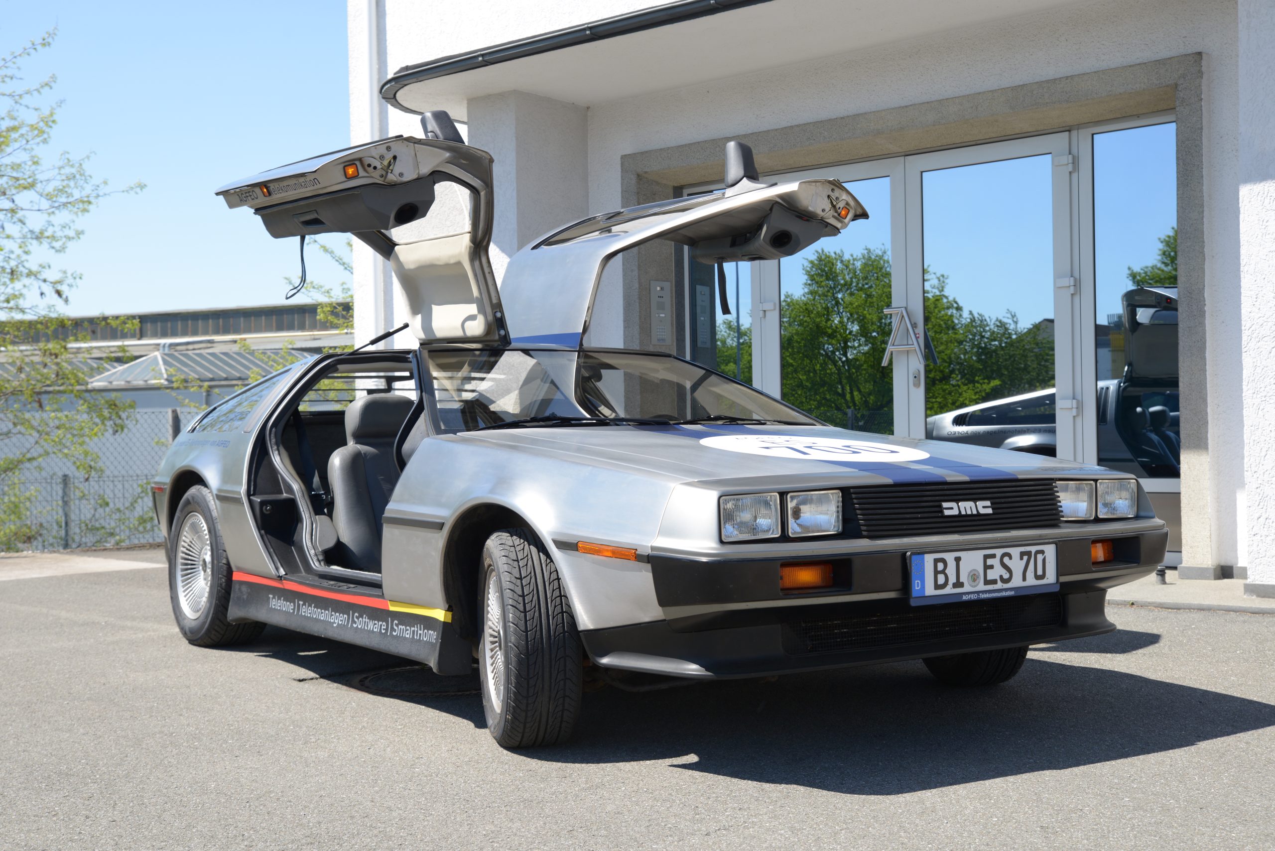 Der AGFEO-DeLorean mit geöffneten Flügeltüren