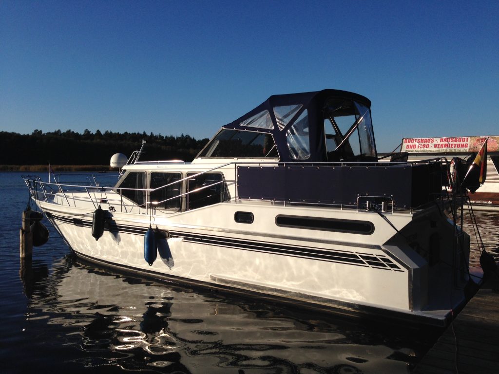 Motorboot im Hafen