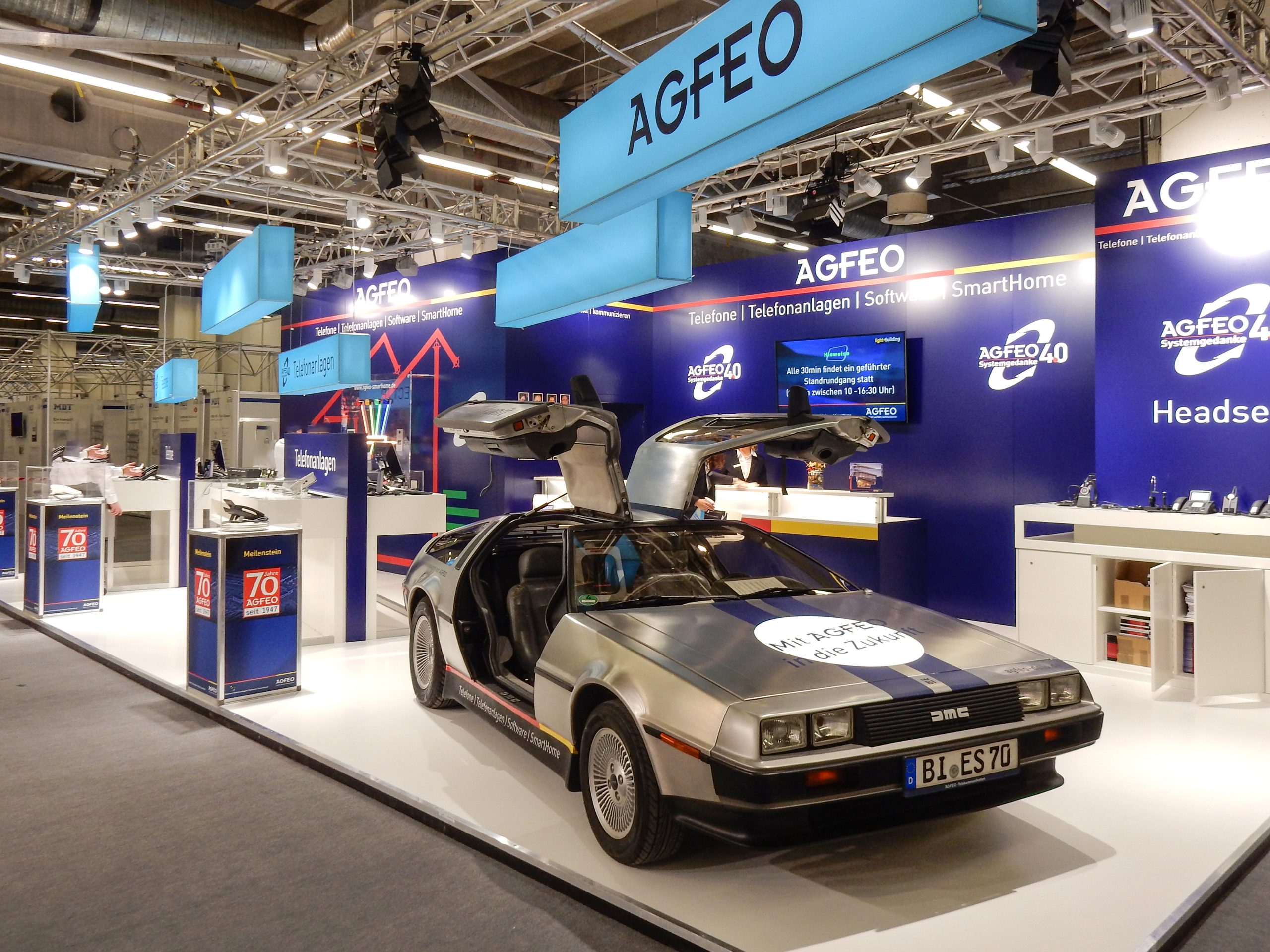AGFEO-Messestand auf der Light+Building 2018 mit dem DeLorean
